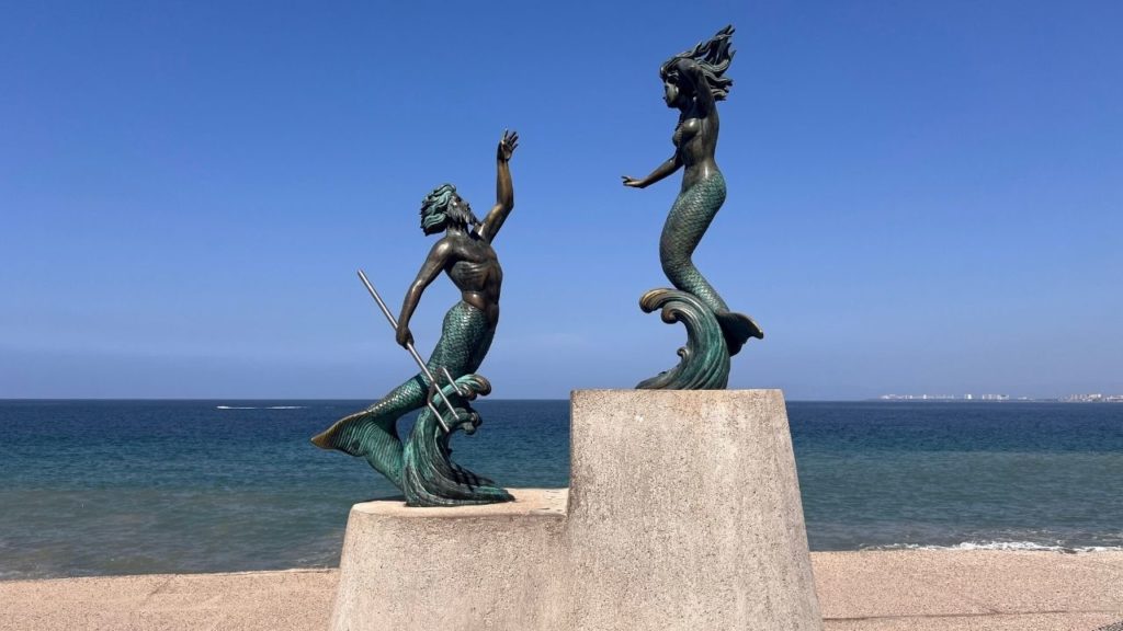 プエルトバヤルタ観光｜人魚とトリトン彫刻